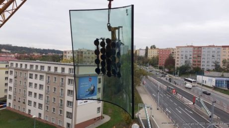 Zasklívání obloukových skel s minijeřábem UNIC a vakuového zvedáku- Bořislavka