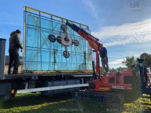 Instalace skla 750kg pomocí minijeřábu Scorpion.