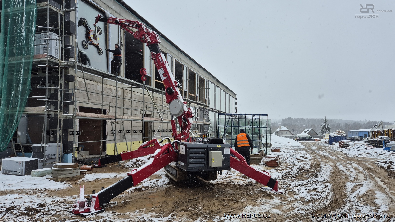 minijerab s hydraulicky sklopnym a vysuvnym krakorcem pri zasklivani.jpg