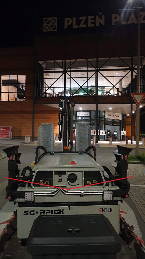 Minijeřáb Scorpick Enter s&nbsp;bateriemi Vanguard unikátně uloženými v&nbsp;nakloněné poloze.